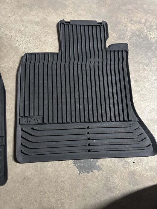 Оригинални BMW гумени стелки за BMW 5 GT F07 (2009–2017), OEM 51472152350 / 51472152348.
