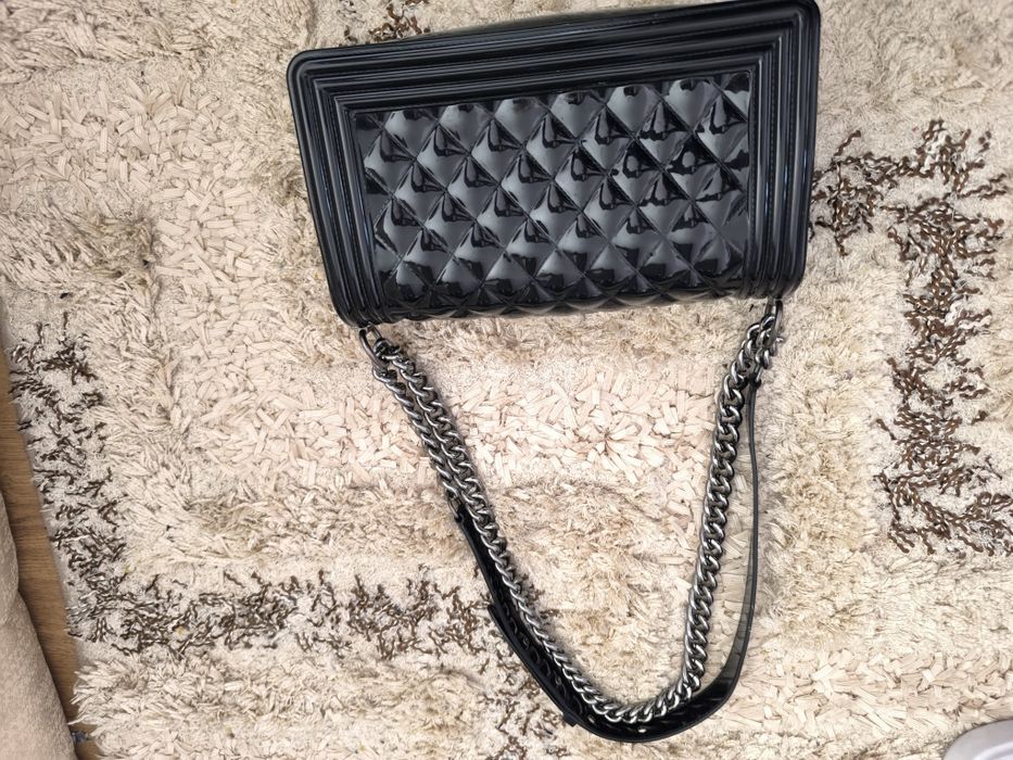 Черна гумирана чанта по модел на Chanel