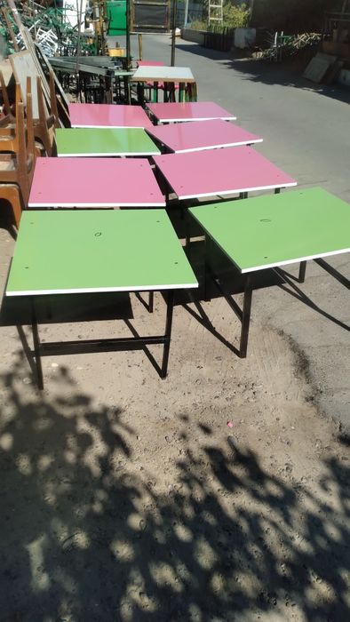 Продаётся стол со стулями.