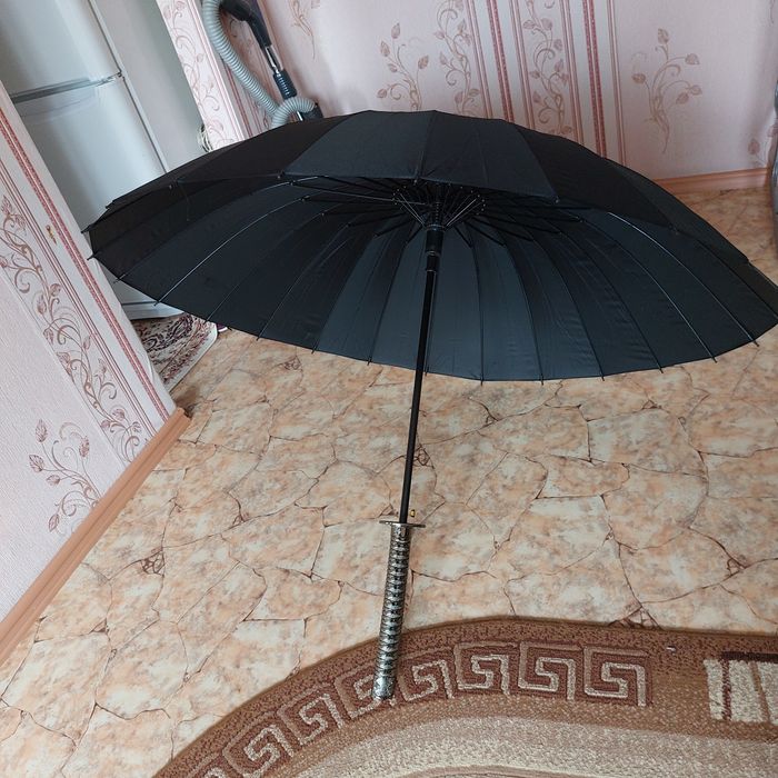 Қара түсті қолшатыр.