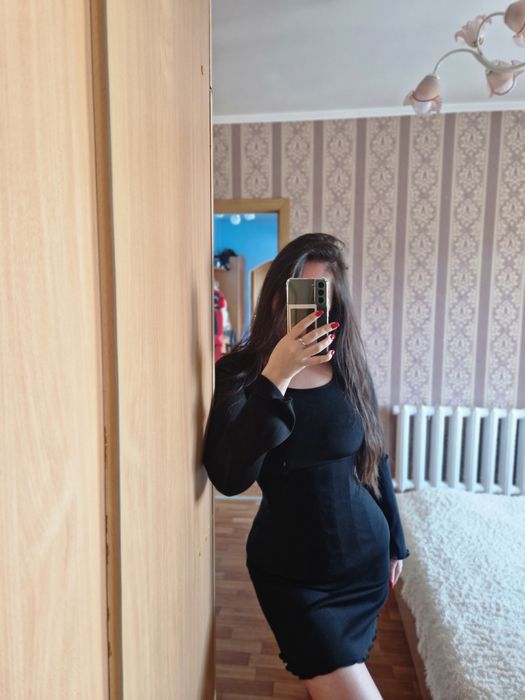 Черное платье чуть выше колен