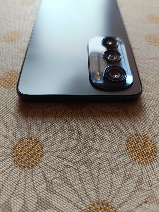 Продавам Motorola Edge 30 8/256