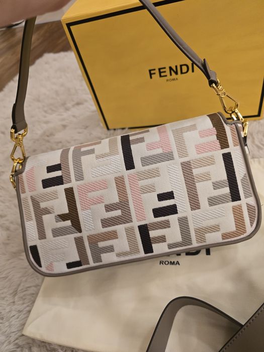 Налична чанта Fendi Baguette