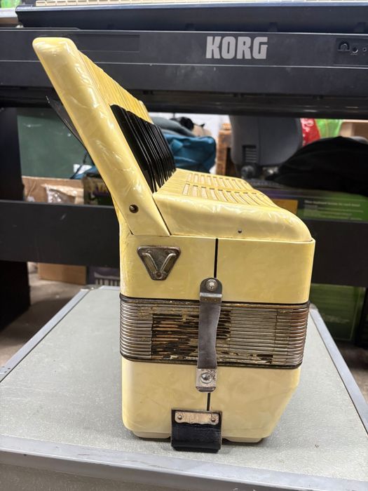 Acordeon Hohner Tango 2B cu 80 de basi