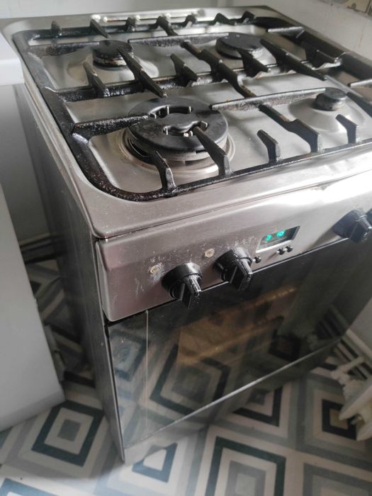 Aragaz INDESIT cu plită cu gaz si cuptor electric