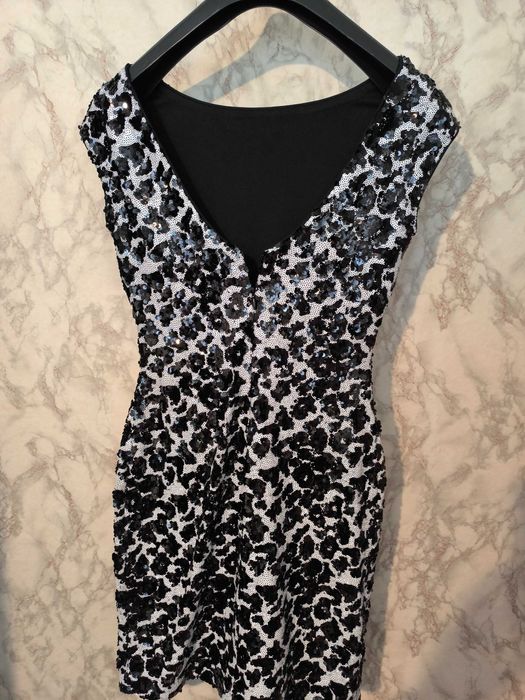 Елегантна, оригинална рокля Guess, размер xs