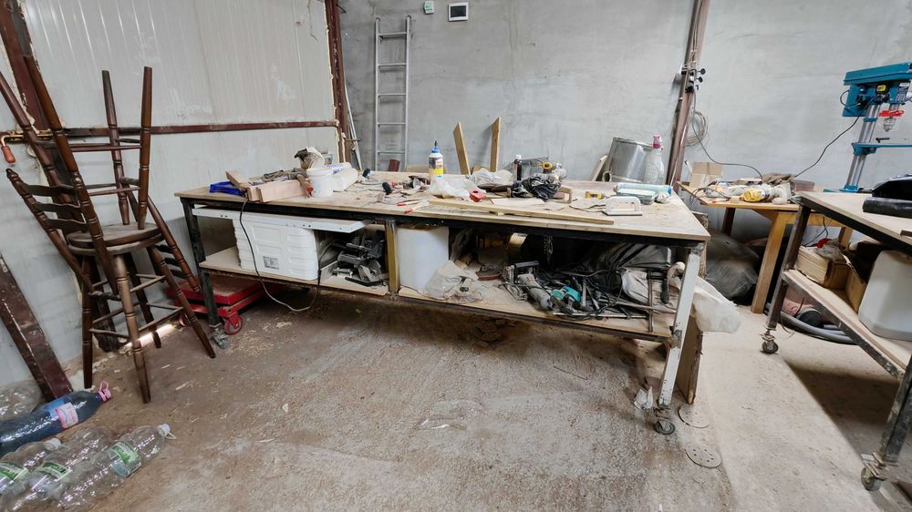 2 mese metalice de lucru foarte mari  , avand roti cu reglaj inaltime