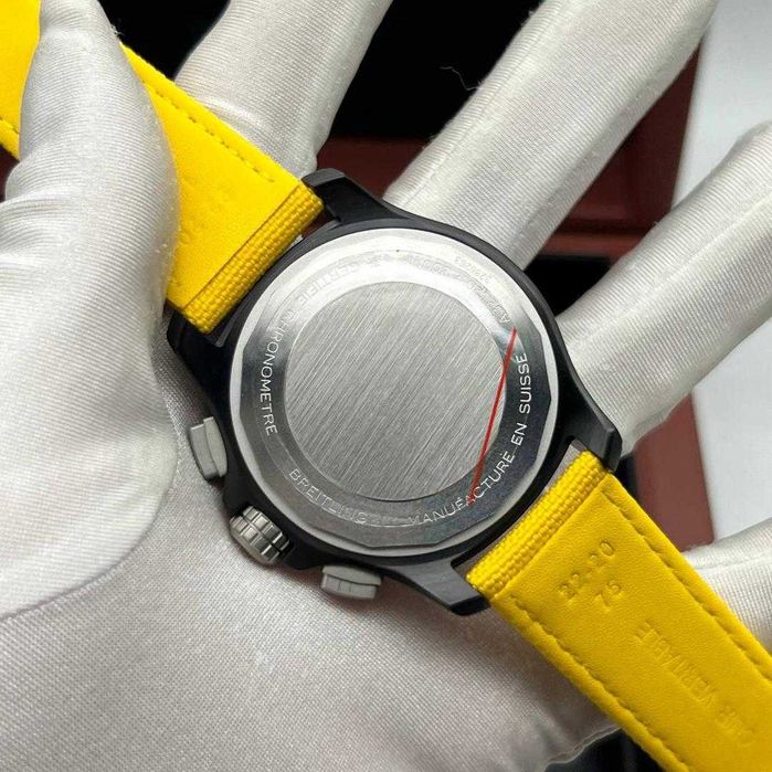 Breitling Avenger B01 Chronograph cu mecanism quartz