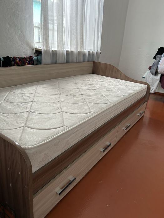 Срочно! Кровать 90×200 с матрасом.