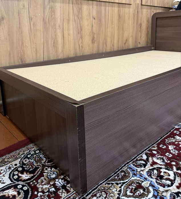 Продается односпальная кровать с матрасом
