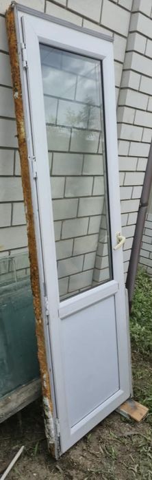 Продам пластиковую дверь