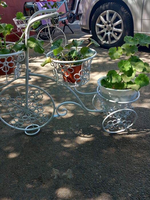 Biciclete suport ornamente flori.