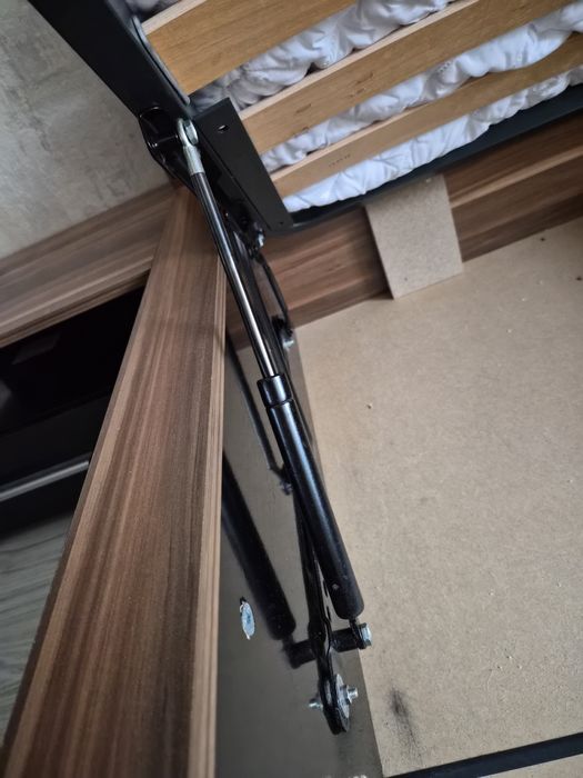 Продавам чисто нова спалня с две нощни шкафчета.