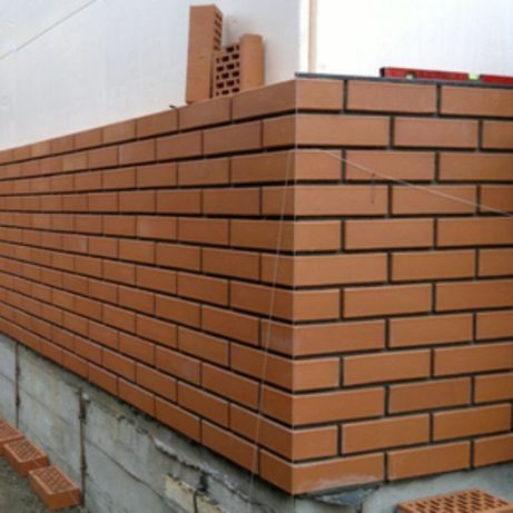 Кладка кирпичей балкона. Козырки. Решётки на окна.