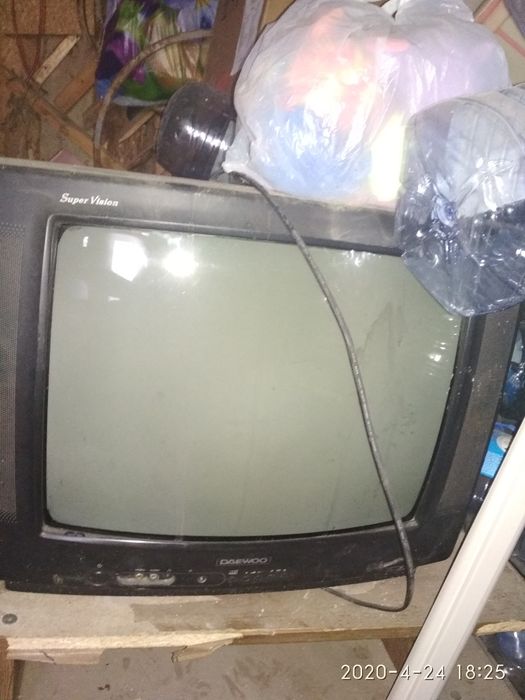 Разбитый экран телевизора. Телевизор panasonic tc 21rm30r. Разбитый монитор. Телевизор с жидкокристаллическим экраном. Авито неисправный телевизор.