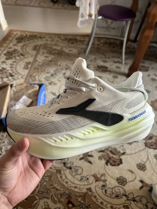 Продам кроссовки новые