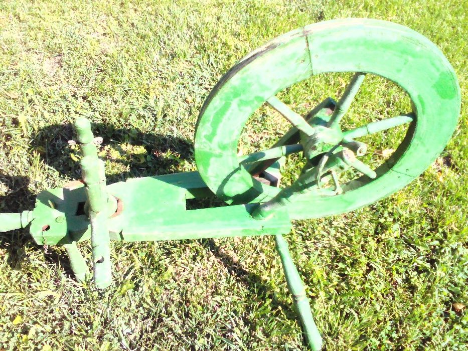 Чекрък за предене на вълна от 1937г,2 вретена и 4 бр.масури с размери