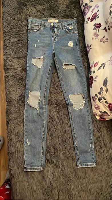 Vând hainute in stare buna