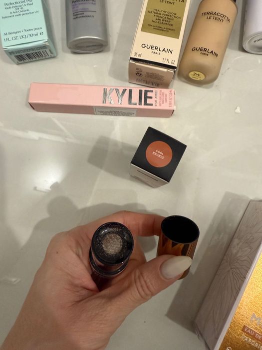 Козметика Este Lauder, Guerlain, Clarins, Kylie cosmetics