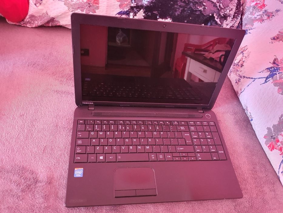 Vând sau schimb laptop toshiba