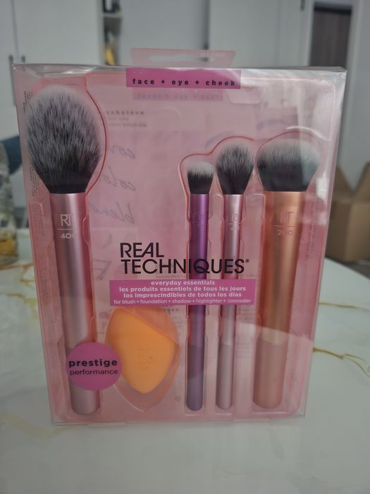 Pensule și bureți de Make-up Real Techniques