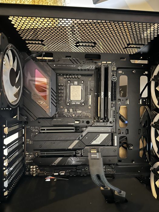 Pc gaming cu I7 13700K RTX 4070 S Eagle OC