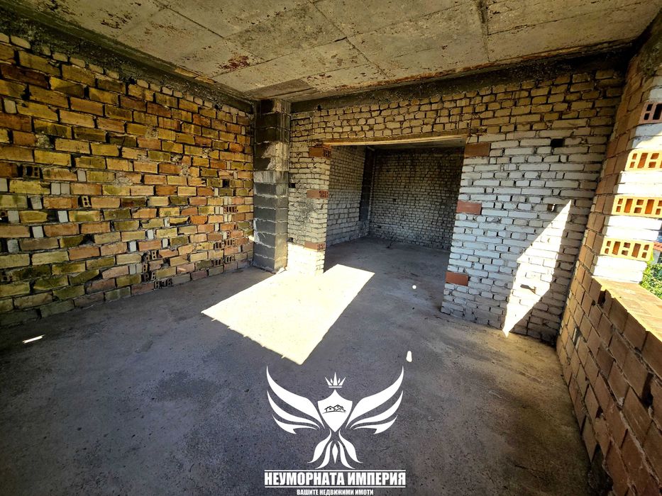 Продавам двуетажна къща 206РЗП и двор 525кв.м. с гараж в с.Тополово