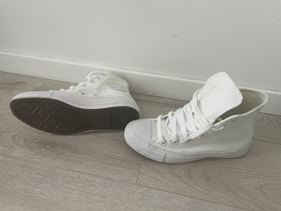Converse white monochrome