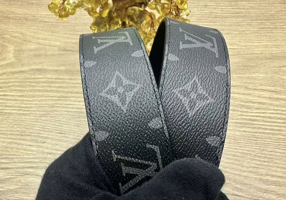 Curea LV neagră – ideală cadou de Crăciun