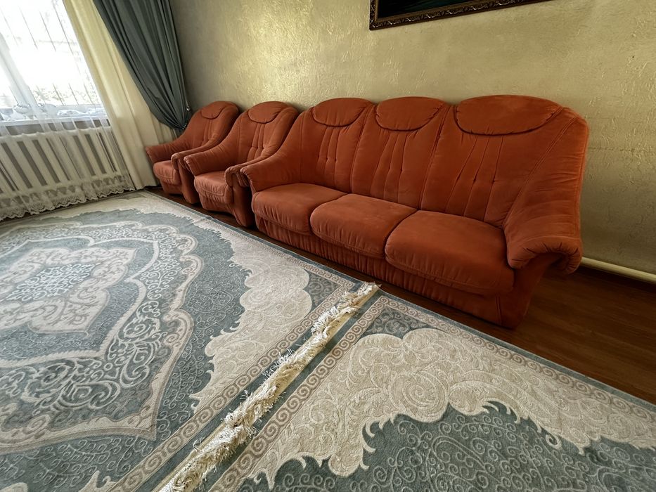 Диван с двумя креслами