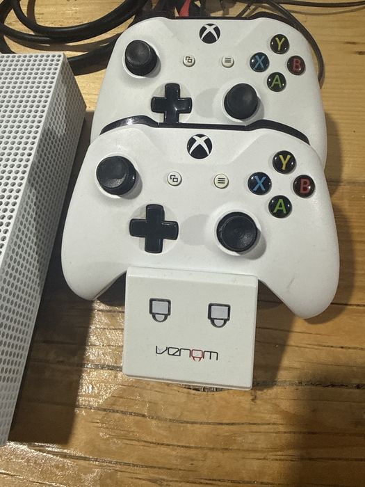 Vând xbox one S de 1 TB
