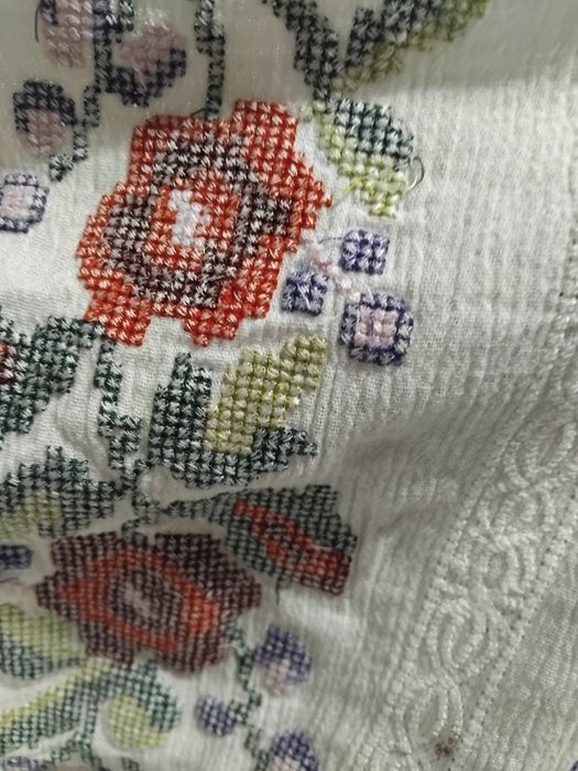 Vând ie cu motive tradiționale