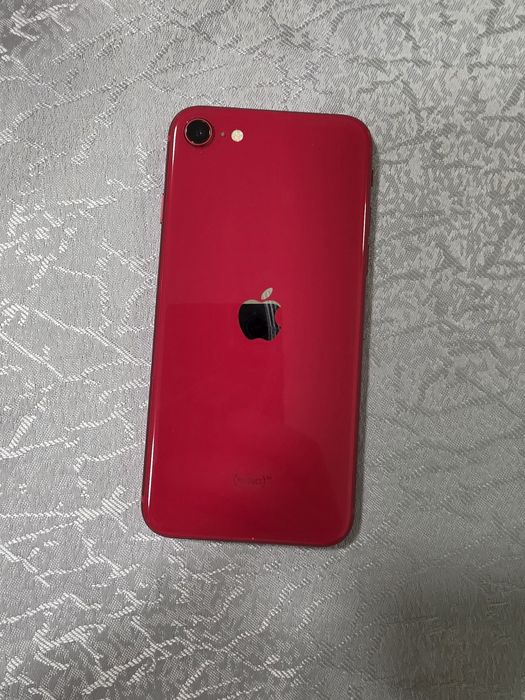 Продавам iPhone SE 2020 с 64GB