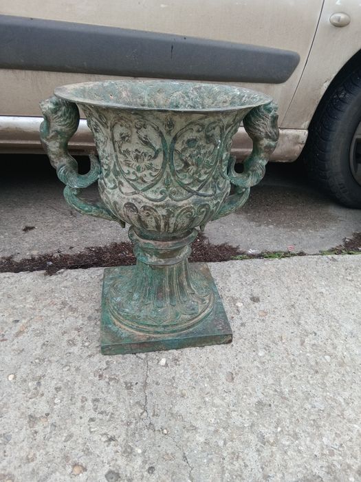 Vand o jardiniera din bronz