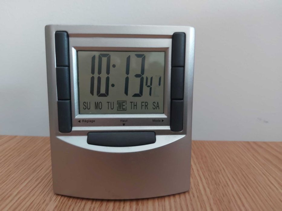 Ceas digital cu afisaj LCD