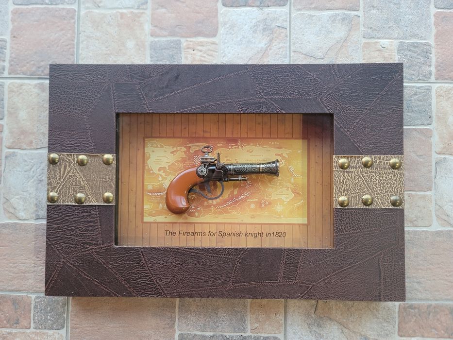 Tablou tip panoplie cu pistol decorativ