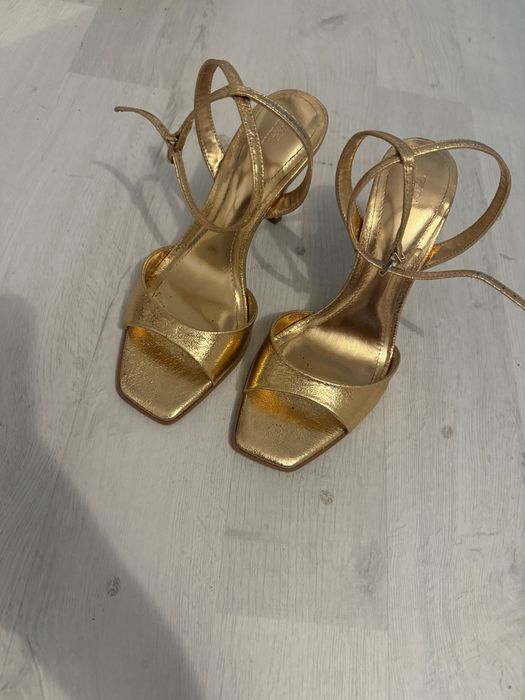 Sandale Zara aurii cu toc, mărimea 37, ca noi