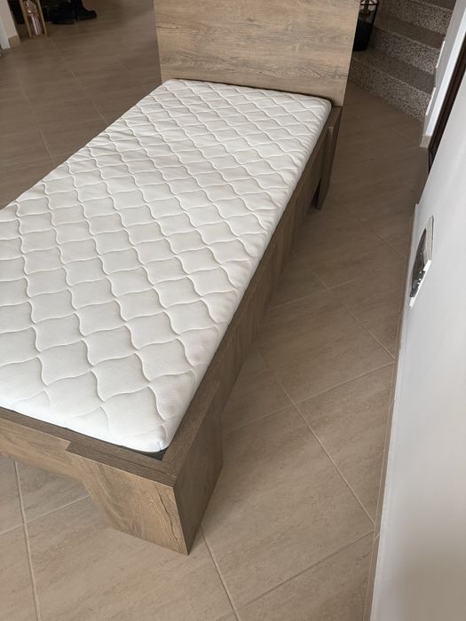 Vând pat 90x200 de o persoană JYSK
