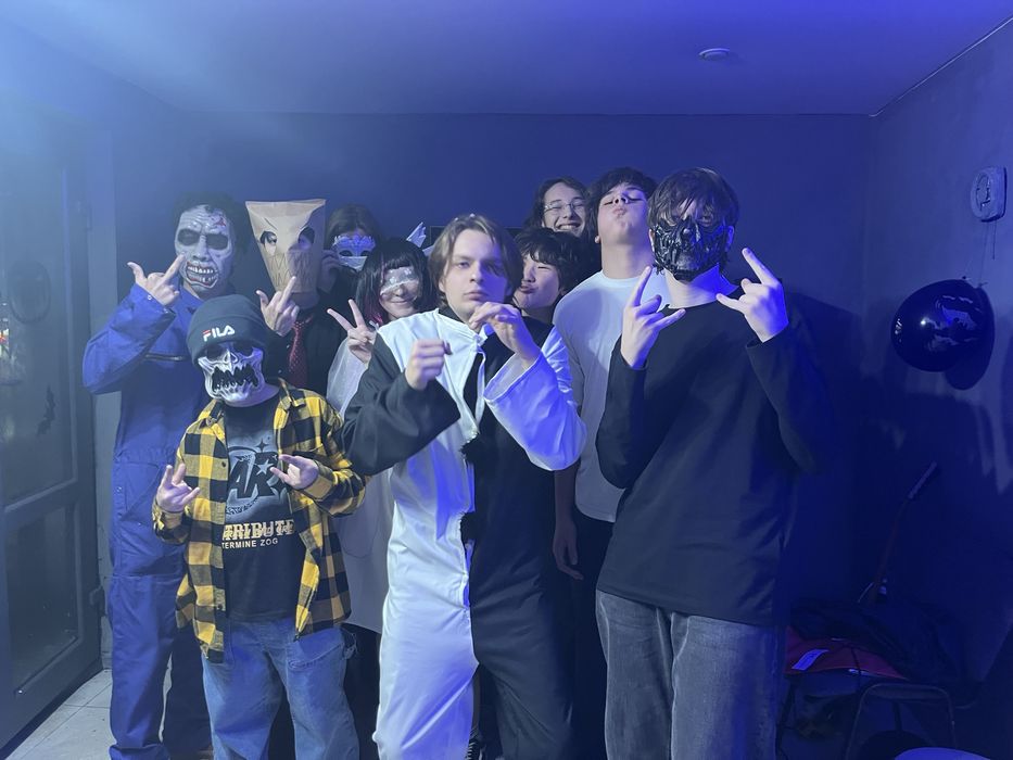 •	Гитара • Вокал • Электрогитара • Бас • Укулеле