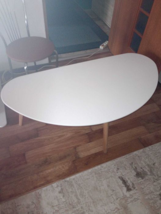 Vand 2 mese. Una de cafea si una dreptunghiulara