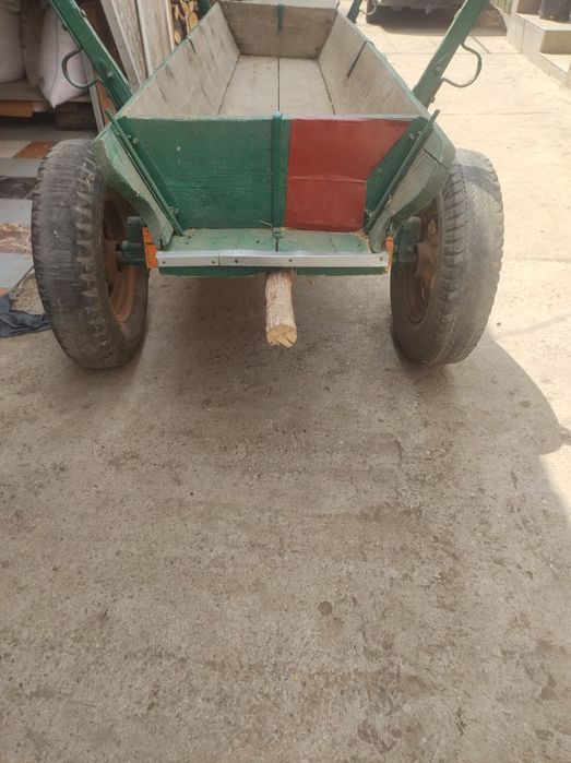 Vând căruță pe lemn cu coș din dulap