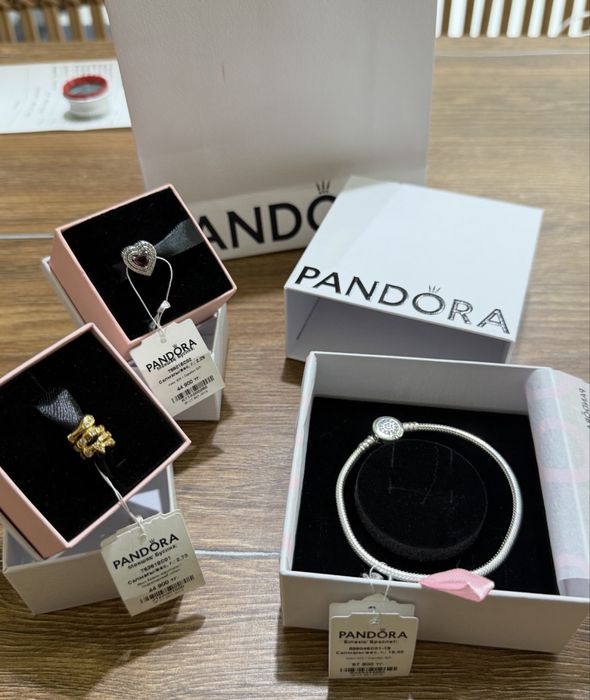 Браслет Pandora и два шарма Pandora.