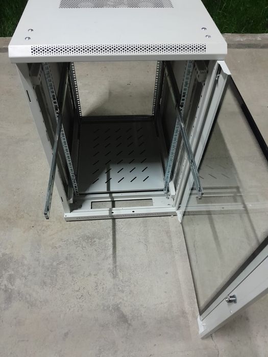 Серверный шкаф ещё есть маленький шкаф