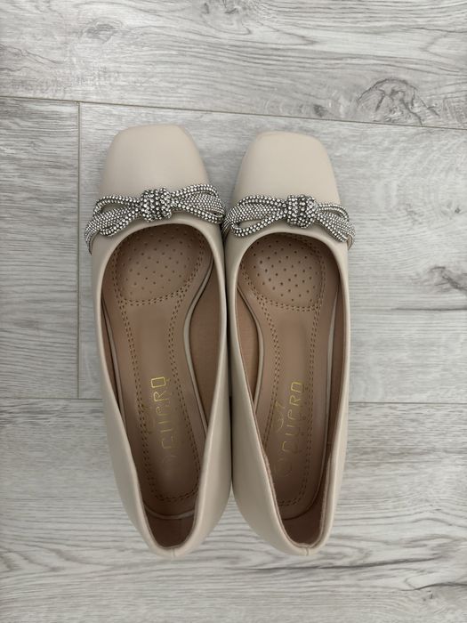 Туфли каблуки бежевого цвета