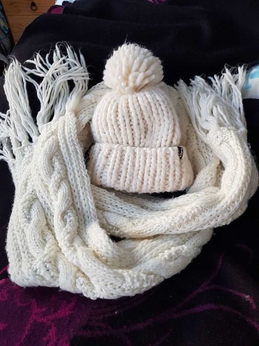 Caciula alba Barts Deluxe + fular lung alb