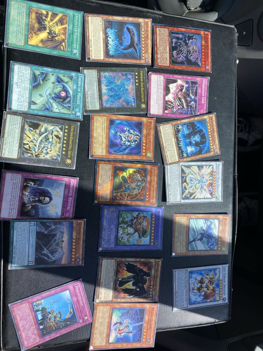 Югио карти час от тях са снимани