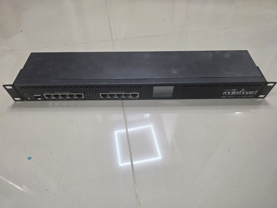 Router mikrotik 3011