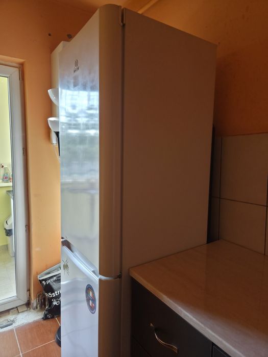 Vand combina frigorifica frigider Indesit
