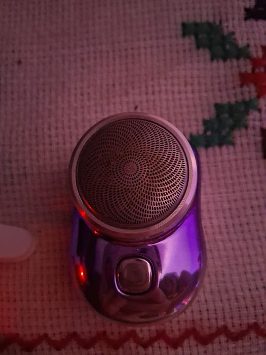 Vând mini aparat de ras electric portabil cu lame rotative