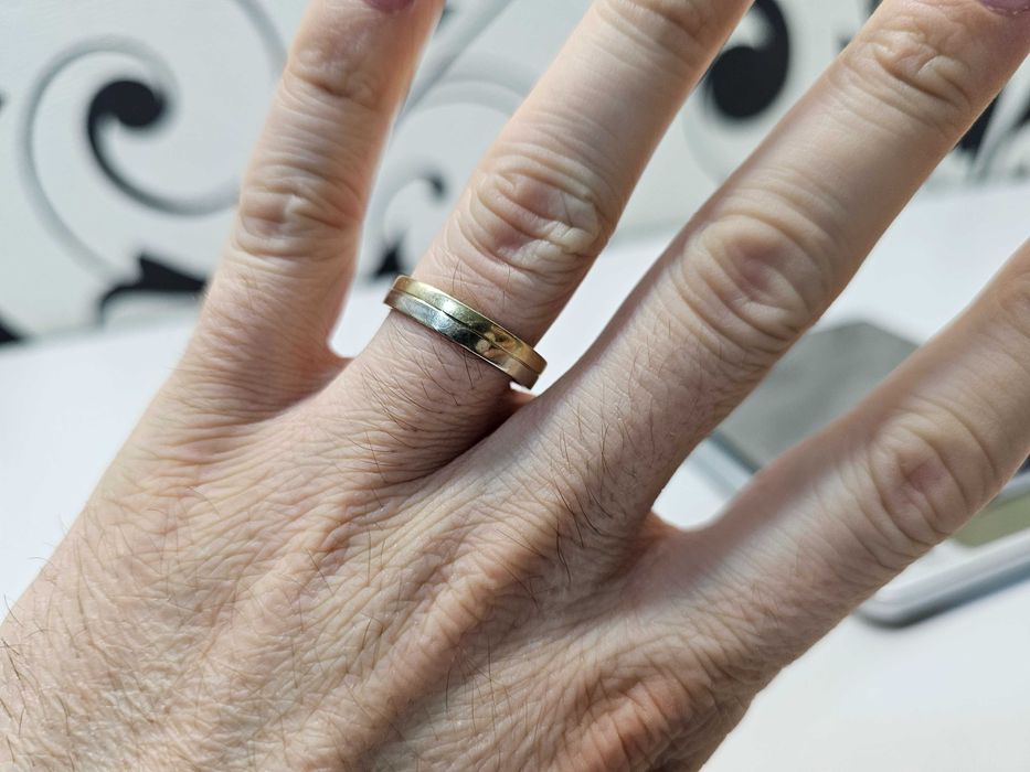 ПРОДАМ Кольцо Обручальное. ЗОЛОТО 585 Белое и желтое 4.04 Грамма